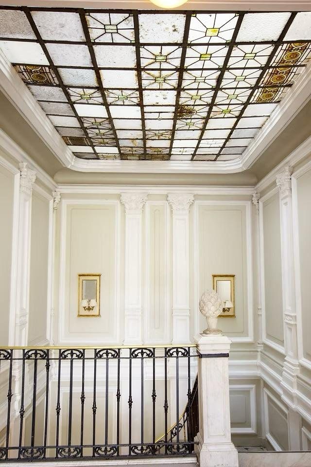 Vidriera de la escalera del Palacio de Santa Bárbara